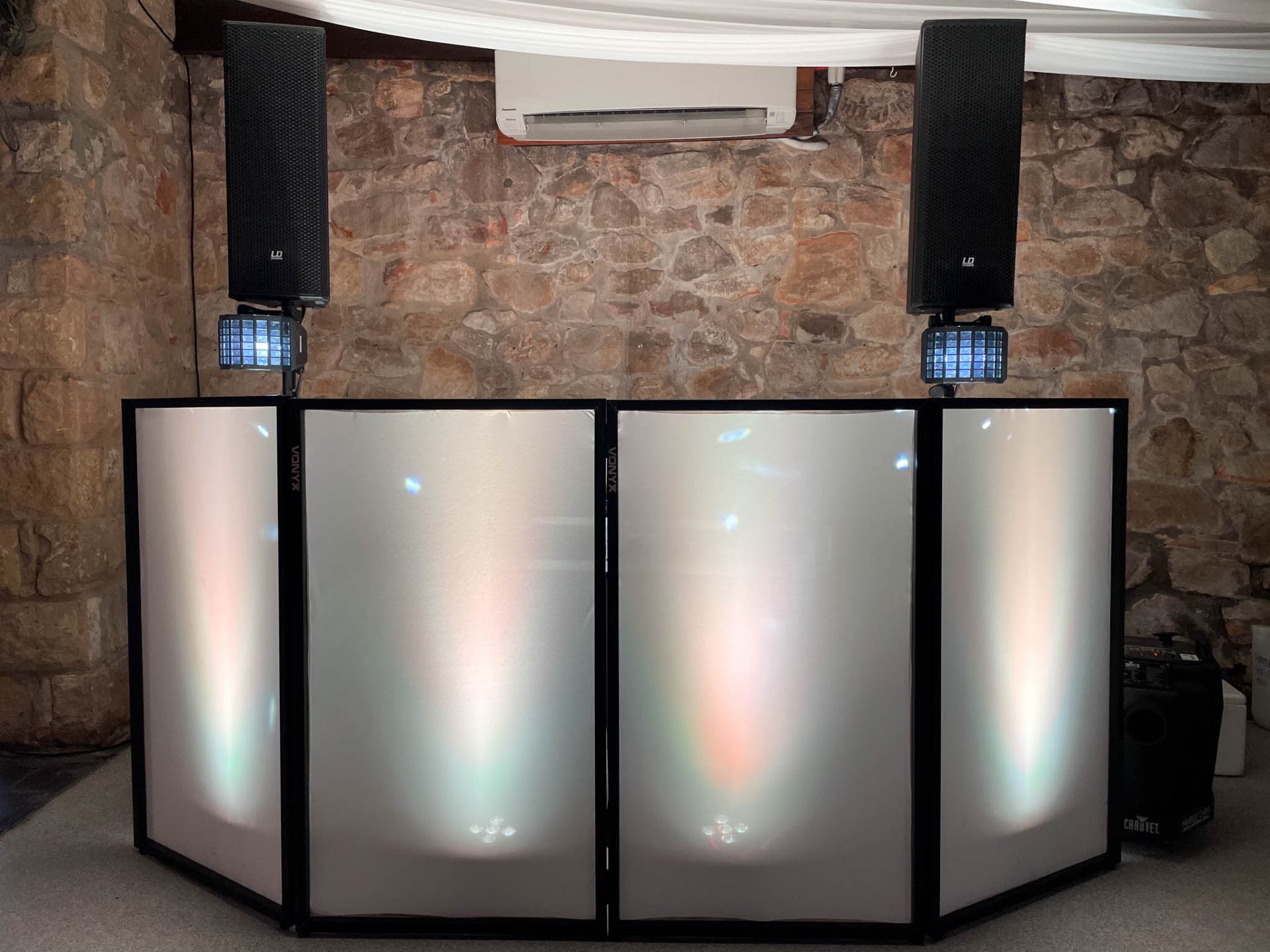 Vonyx illuminated DJ facade with LD column speakers